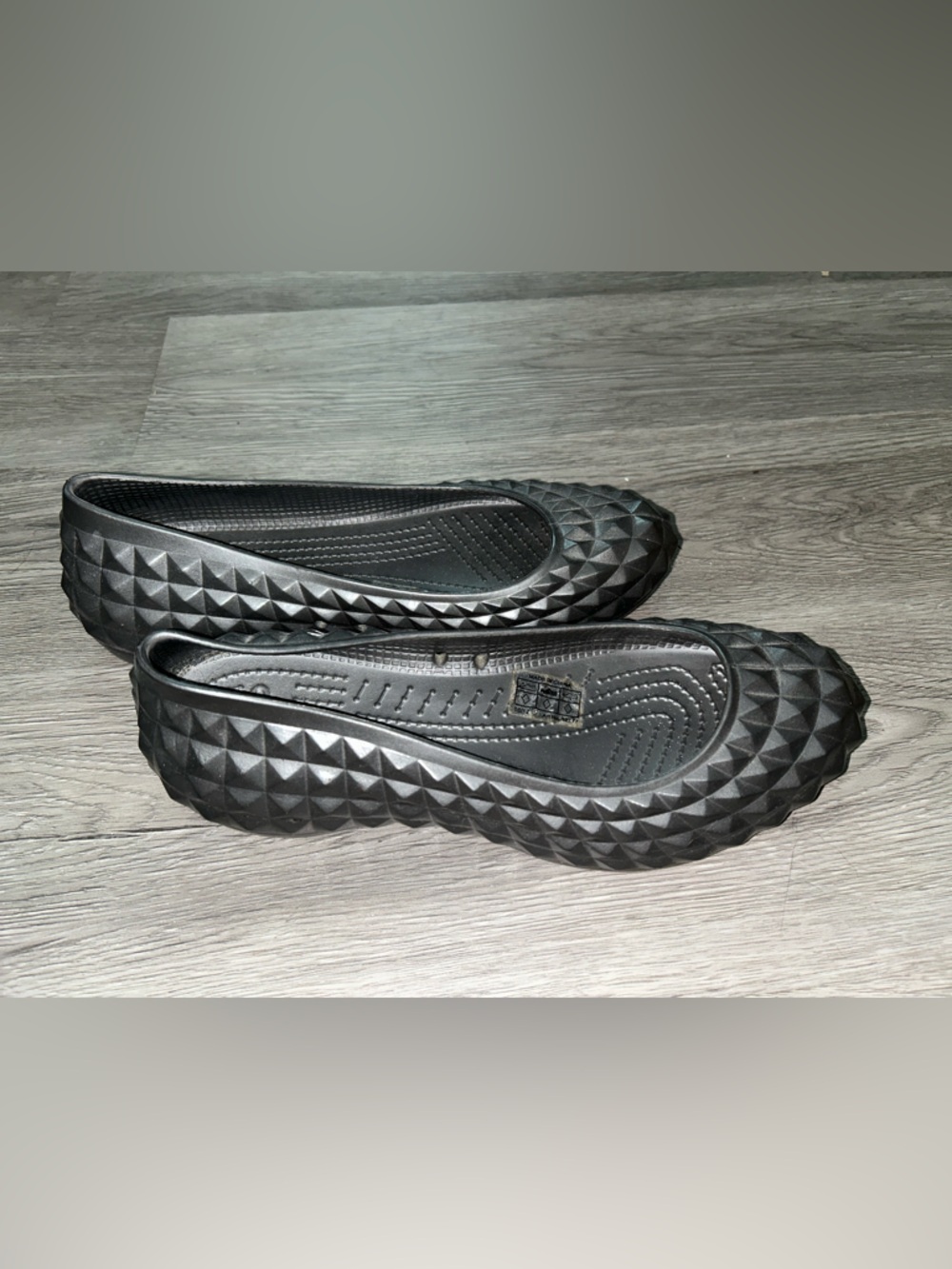 CROCS Women's Silvery-Gray Textured Ballet Flats